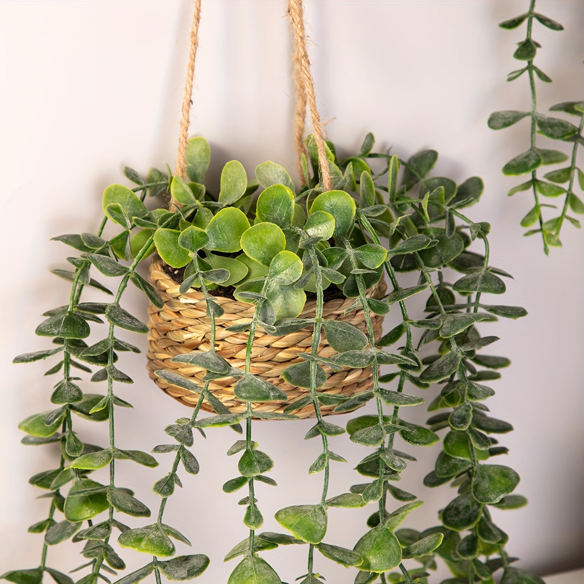 1pc de ramas colgantes de eucalipto artificial siempreverde con cesta - 32cm de hojas de eucalipto falsas en maceta de cuerda, verde todo el año para decoración del hogar, perfecto para varios tipos de habitaciones, ideal para Navidad, Halloween, Pascua,