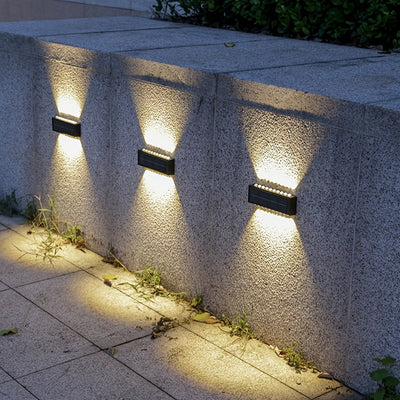 Juego de 2 luces solares para exteriores con 16 LEDs, ideales para mejorar patios y paredes. Estas luces decorativas de paisaje mejoran el ambiente con la capacidad de lavado de paredes en dos direcciones, perfectas para decorar balcones de verano. Clasi