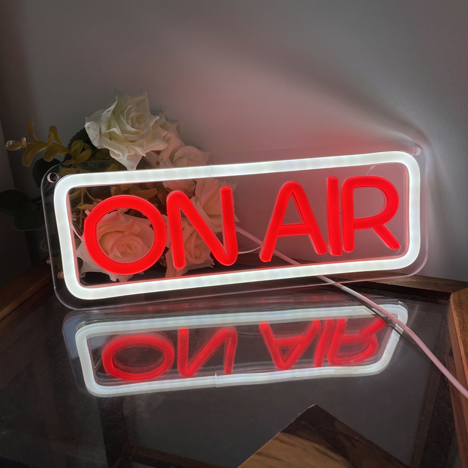 Luz de neón GOZYE On Air - Decoración de pared LED regulable para transmisiones en vivo, podcasts, bares, clubes y estudios - Alimentado por USB, fácil de instalar, marco blanco con resplandor rojo, ideal para discotecas y cuevas de hombres, luces de neó