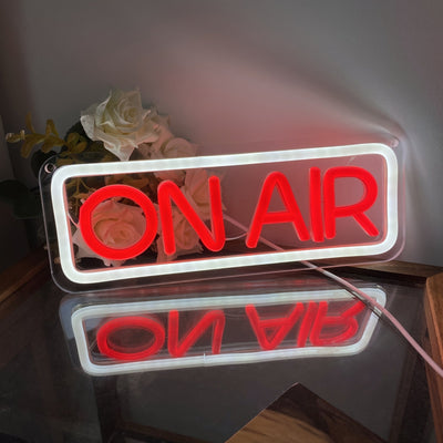 Luz de neón GOZYE On Air - Decoración de pared LED regulable para transmisiones en vivo, podcasts, bares, clubes y estudios - Alimentado por USB, fácil de instalar, marco blanco con resplandor rojo, ideal para discotecas y cuevas de hombres, luces de neó