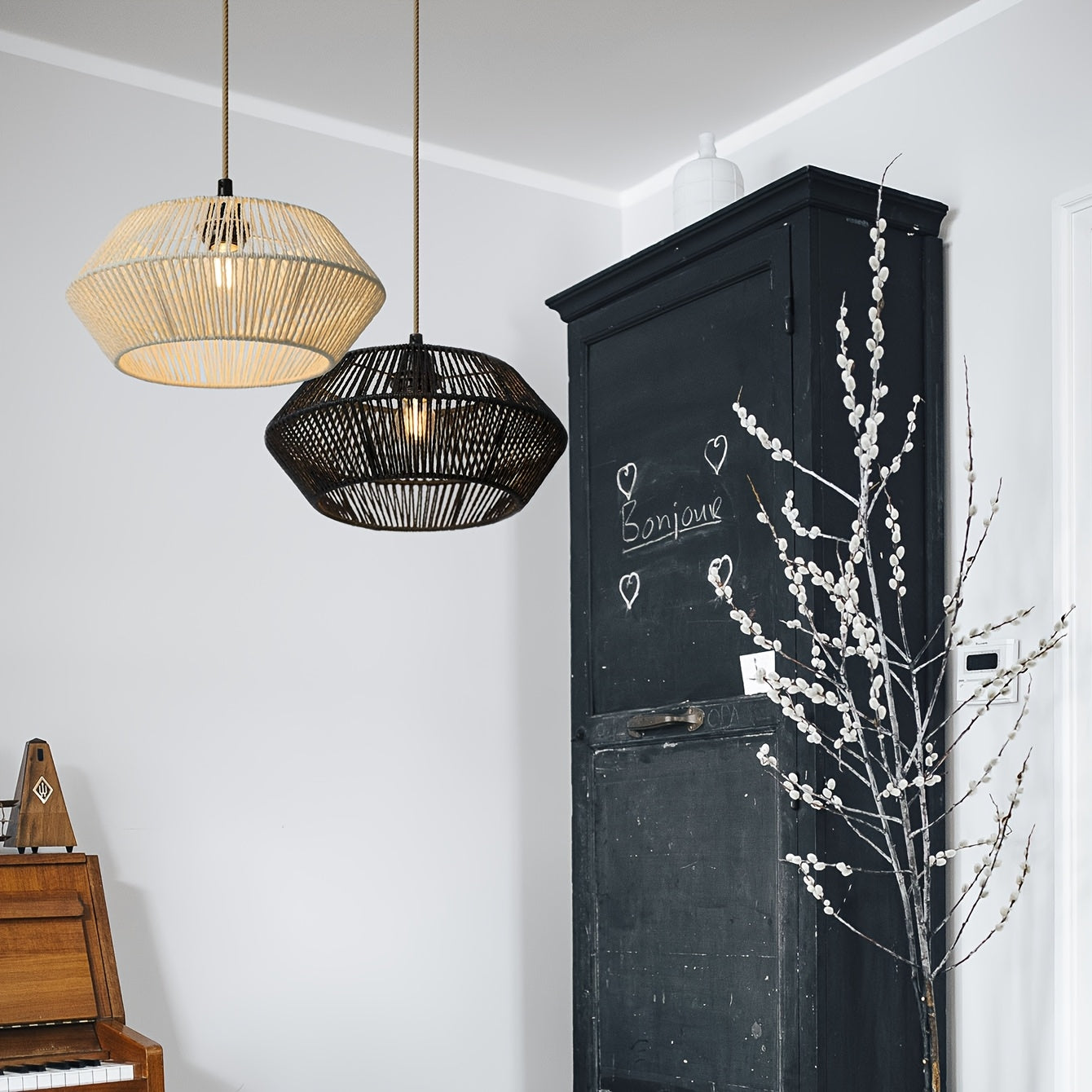 Elegante Pantalla de Luz Colgante de Cuerda de Papel Tejido a Mano - Estilo Moderno con Acento de Metal Negro, Ideal para Balcón, Comedor y Ambiente de Hotel, Pantalla Decorativa | Encanto Rústico | Suspensión de Madera, Decoración de Habitación