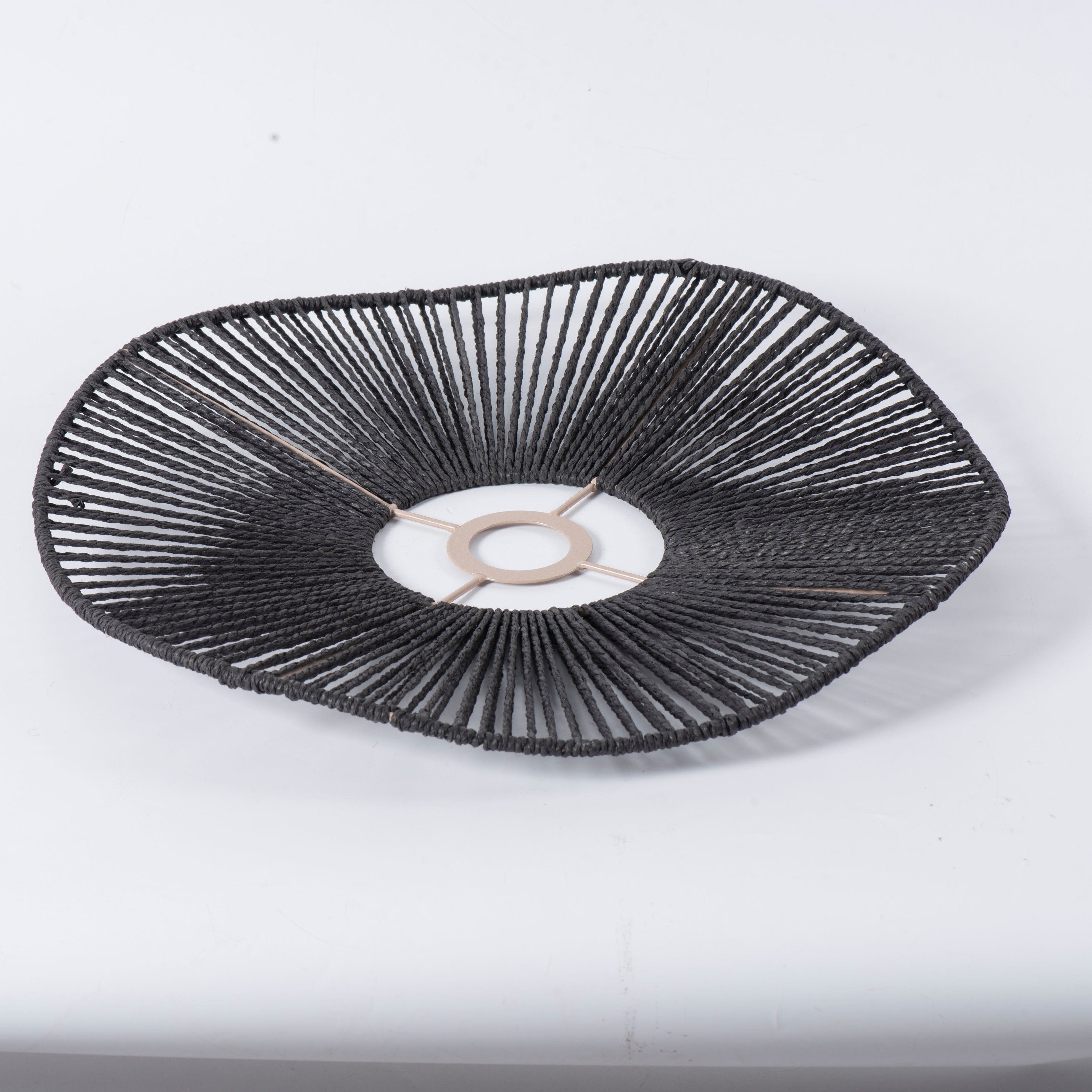 Pantalla de lámpara sencilla con diseño tejido chic en estilo bohemio, elementos rústicos vintage creativos y detalles en metal negro, ideal para comedores, bares, espacios de té zen y decoración de Airbnb o habitaciones