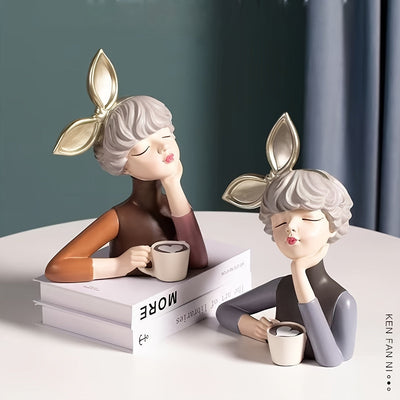 Figura Contemporánea de Resina de Chica del Café – Decoración Artística con Símbolo de Paz, Diseño Pintado a Mano con Orejas de Conejo y Gafas, Perfecta para Decoración de Hogar u Oficina