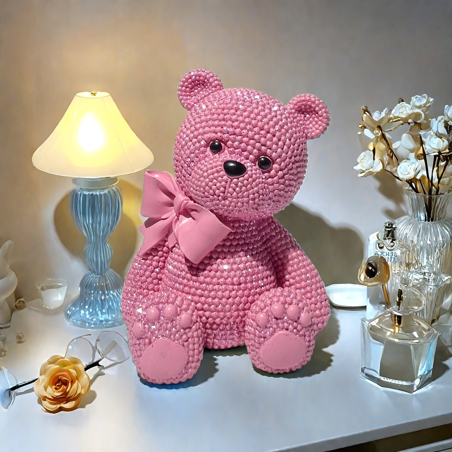 Figura de Oso con Lazo Rosa Adorable - Teddy de Resina con Temática de Amor y Acabado Perlado, Ideal para San Valentín, Navidad, Decoración de Año Nuevo | Regalo Perfecto para Vitrinas, Dormitorio y Detalles de Habitación
