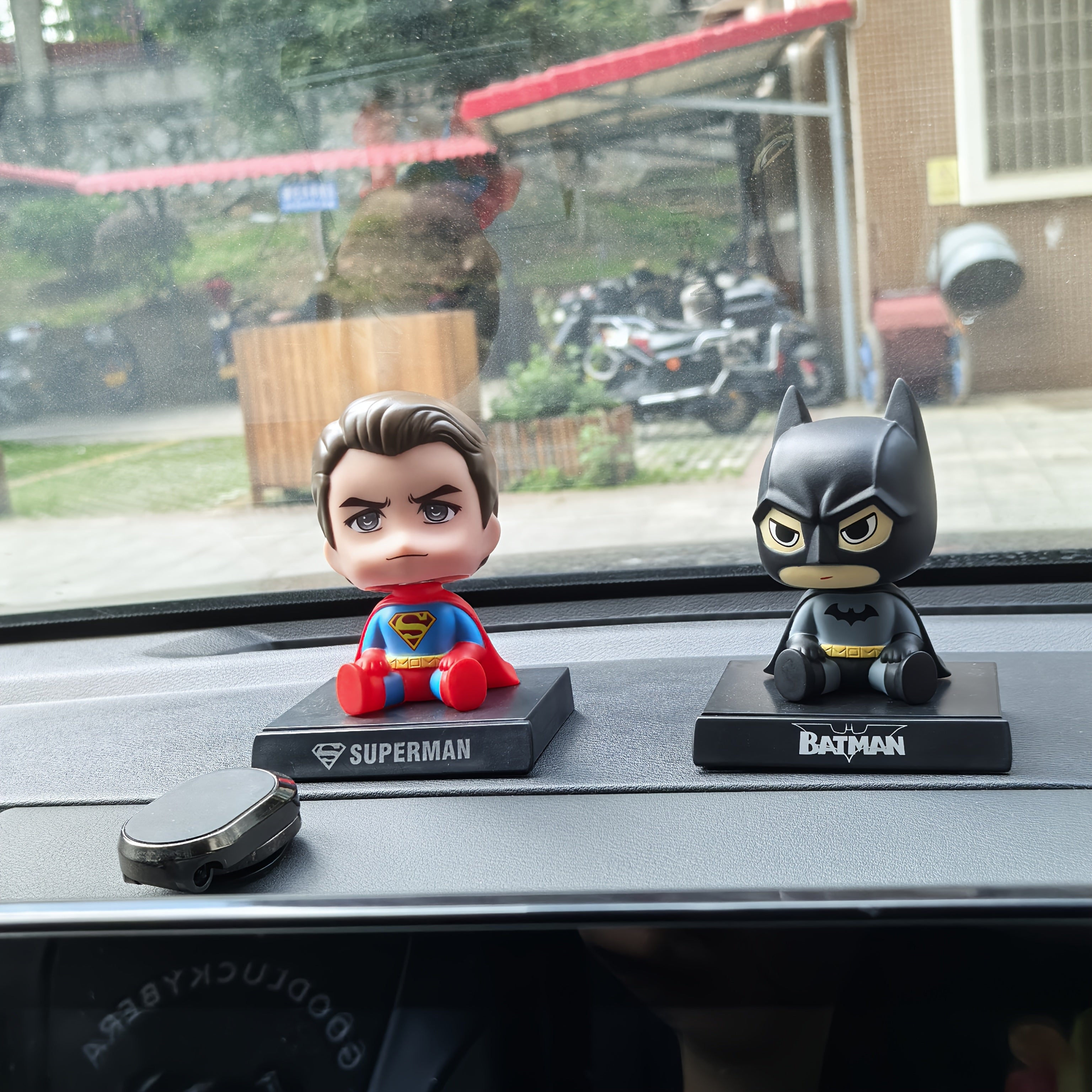 Figura de coche de Batman y Superman, decoración única para el salpicadero, adorno para escritorio, decoración para escritorio, mesa de noche, es la mejor opción para regalos de cumpleaños, Navidad, Halloween, Acción de Gracias.