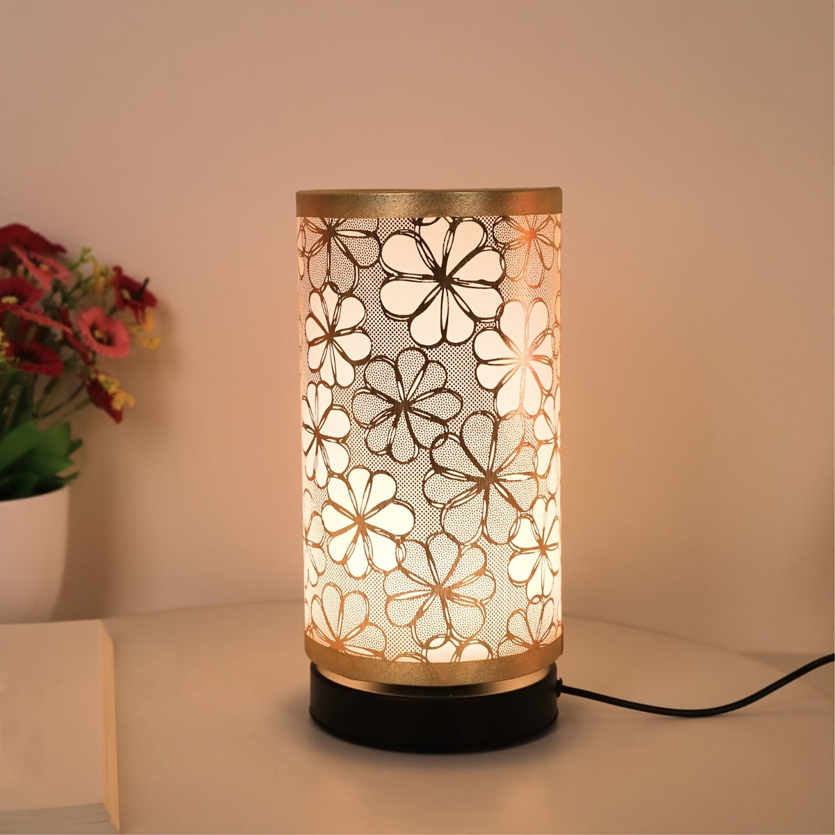 1pc Elegante Lámpara de Mesa de Tela Cálida al Estilo Vintage Nórdico con Pantalla de Girasol Exquisita - Alimentada por USB, Iluminación para el Cuidado de los Ojos para Dormitorio, Sala de Estar, Oficina | Diseño Moderno con Detalles Dorados | Regalo P