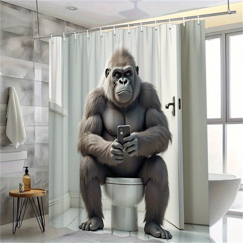 1pc Cortina de Ducha Divertida de Gorila Sentado en el Inodoro con Smartphone – Decoración de Baño de Poliéster Humorística, Incluye 12 Ganchos, 179.83x179.83 cm, Fácil de Limpiar, Diseño de Baño Moderno