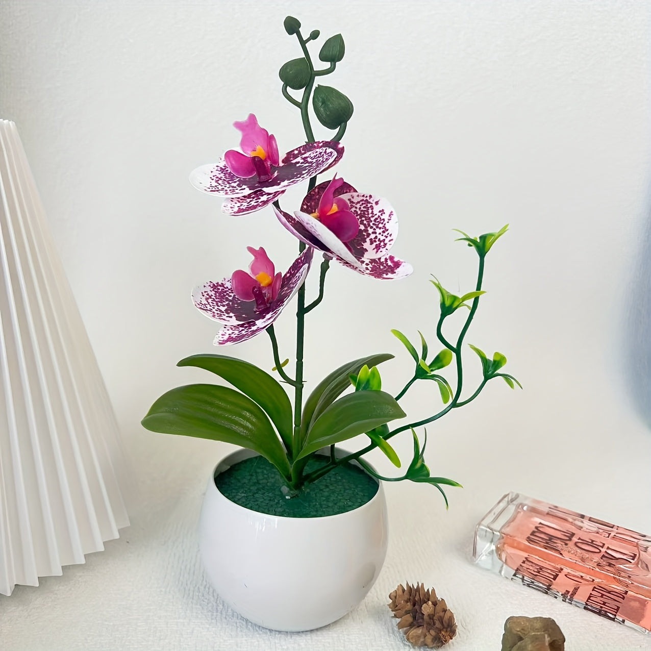 1pc Orquídea Artificial de Plástico Bonsái con Maceta Blanca - Planta Falsa Realista para Hogar, Hotel, Jardín, Restaurante y Decoración de Bodas, Centro de Mesa, Sin Mantenimiento Requerido, Decoración Floral de Hotel, Maceta Decorativa, Flores de Aspec